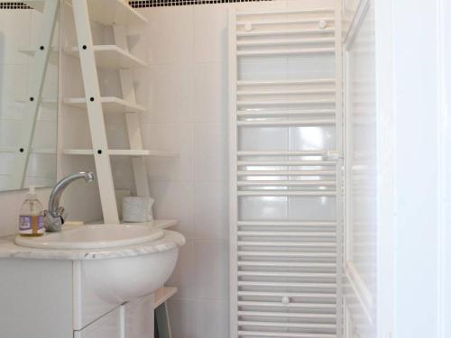 une salle de bain blanche avec un lavabo et des toilettes dans l'établissement Charmant Studio Rénové, Idéalement Situé à La Baule, Proche Plage et Commodités - FR-1-245-86, à La Baule