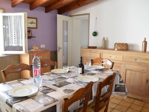 - une table à manger avec des assiettes et des boissons dans l'établissement Maison de plain pied, 300m de la plage, accès mer privatif, 2 chambres, terrasse et parking - FR-1-224B-33, à Noirmoutier-en-l'lle