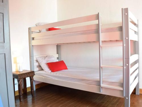 - une chambre avec 2 lits superposés et un oreiller rouge dans l'établissement Maison de plain pied, 300m de la plage, accès mer privatif, 2 chambres, terrasse et parking - FR-1-224B-33, à Noirmoutier-en-l'lle