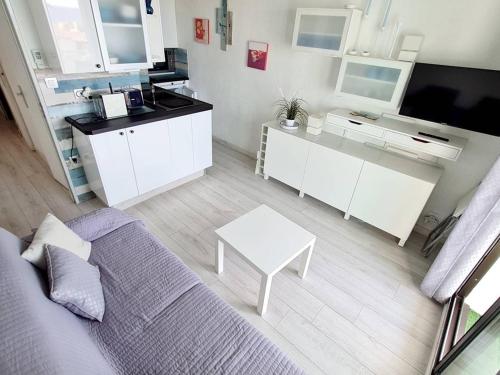un salon avec un canapé et une table dans l'établissement T2 avec Wi-Fi, Parking Privé, Piscine et Tennis à 200m des Plages et Commerces - FR-1-316-259, à Six-Fours-les-Plages