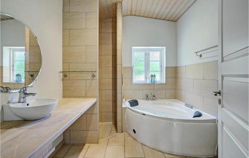 Koupelna v ubytování 4 Bedroom Stunning Home In Glesborg