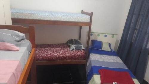 1 dormitorio con 2 literas y 1 dormitorio rojo y azul en Agussanti en Puerto Iguazú