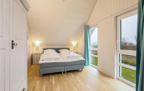 奧本尼茲的住宿－Nordstern，一间卧室设有一张床和一个大窗户