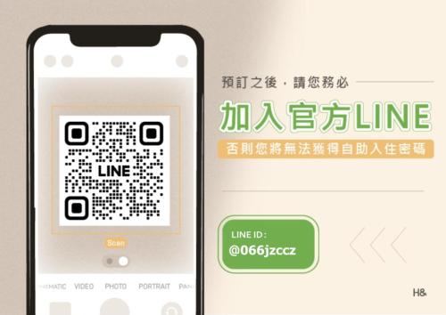 deux iphones avec code sur l'écran dans l'établissement H& 台東熊站旅店 l 全自助入住, à Taïtung