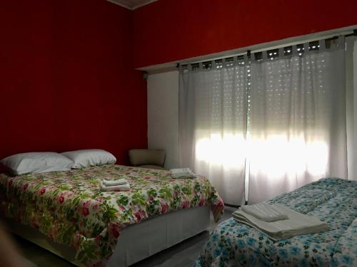 a bedroom with two beds and a window at Casa de Tigres in Tigre