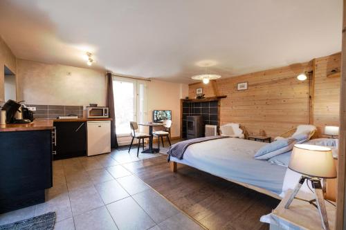 sypialnia z łóżkiem oraz kuchnia ze stołem w obiekcie Le Gite de Noemie w Mercury