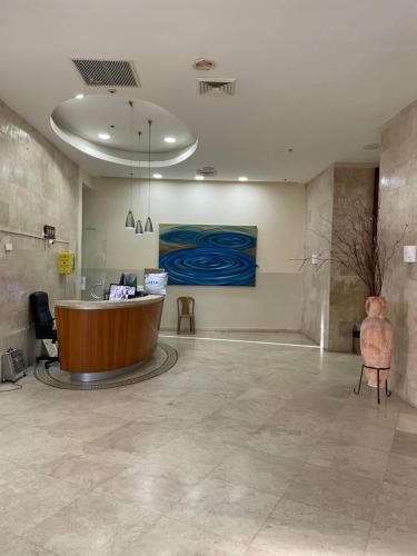 eine Lobby mit einer Rezeption und einem Gemälde an der Wand in der Unterkunft Studio with Sun Terrace - 1 in Bat Yam
