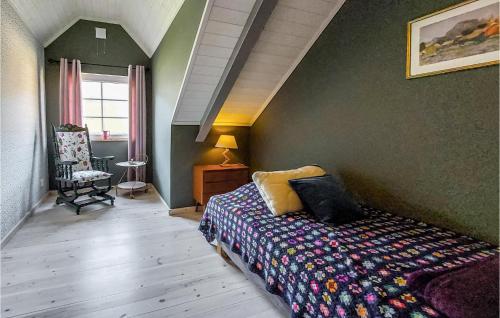ein Schlafzimmer mit einem Bett in der Ecke eines Zimmers in der Unterkunft Nice Home In Ljungbyhed With Kitchen in Ljungbyhed