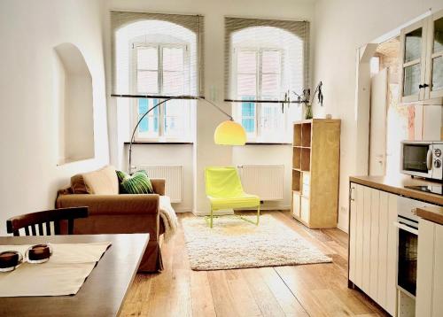 a living room with a couch and a yellow chair at Beste Lage! Oppenheim, historische Altstadt in Oppenheim