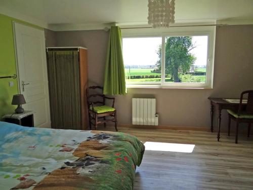 une chambre avec un lit, une fenêtre et une table dans l'établissement Les Marronniers, à Beauficel-en-Lyons