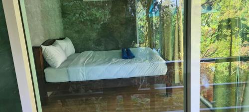 Postel nebo postele na pokoji v ubytování Khaowong Resort Phang Nga - mountain view