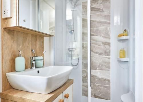 een badkamer met een witte wastafel en een douche bij Stunning Home In Axminster W- in Axminster