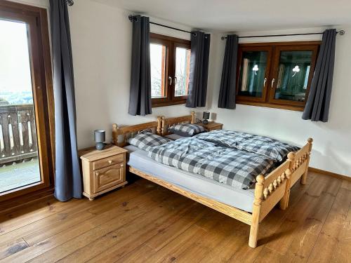 Schlafzimmer mit einem Bett und einem Fenster in der Unterkunft Gîte des vignes in Bremis