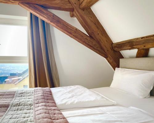 1 dormitorio con 1 cama blanca y ventana en Schönster Blick auf Oppenheim!, en Oppenheim