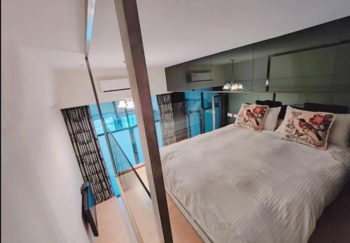 1 dormitorio con 1 cama y pared de cristal en 泉泉溫泉民宿, en Jiaoxi