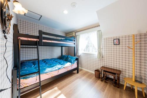 Kunizakaiにあるスイートヴィラ清里森テラス美雲のベッドルーム1室(二段ベッド2台、椅子付)