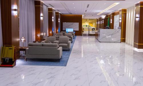 a waiting room with couches and chairs in a lobby at منــازل الماسة للشقق المخدومة عنيزة in Unayzah