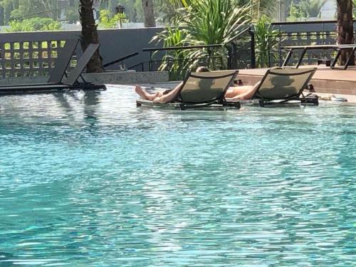 Bazén v ubytování Kamala Beach P15 Pool view Suite nebo v jeho okolí