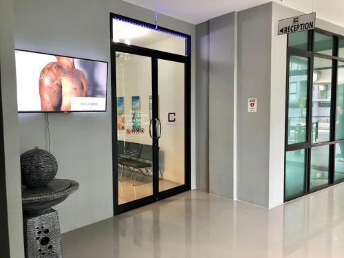 TV a/nebo společenská místnost v ubytování Kamala Beach P15 Pool view Suite