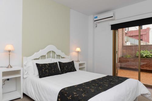 Un pat sau paturi într-o cameră la Santiago Hotel