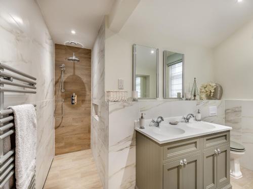 a bathroom with a sink and a mirror at Market Square in Grassington