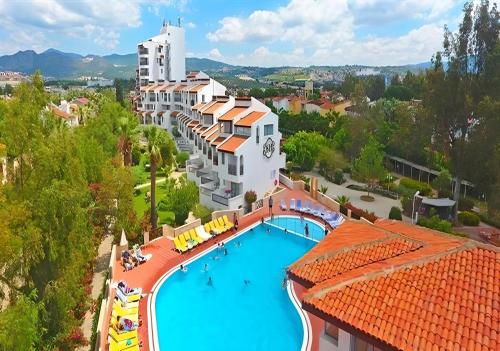 een uitzicht over een resort met een zwembad bij Sentinus Beach Hotel in Kuşadası