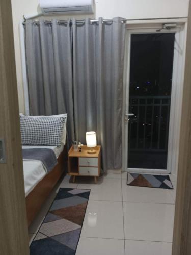 a bedroom with a bed and a window with a view at Breeze Residences - 1BR Unit with Balcony -Top Floor in Manila