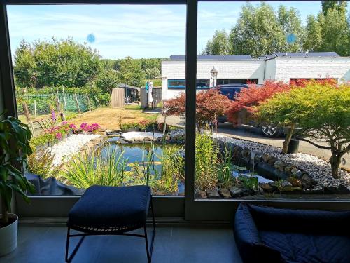 uma vista para um jardim a partir de uma janela em Pop Up Camping Tomorrow's Paradise em Schelle