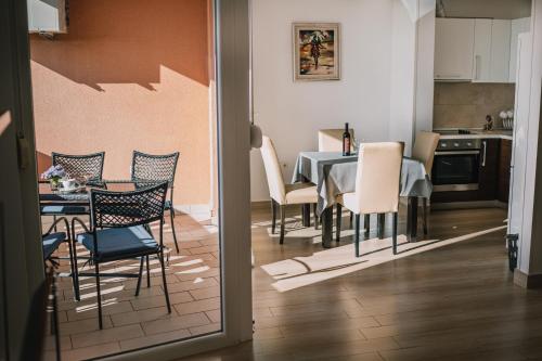 een keuken en eetkamer met een tafel en stoelen bij Apartman PETRA in Trogir