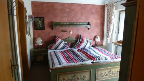 Un dormitorio con una cama con almohadas. en Ferienwohnungen Kirmse, en Inzell