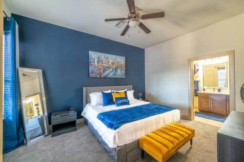 - une chambre bleue avec un lit et un ventilateur de plafond dans l'établissement PackHouse 2, à Houston