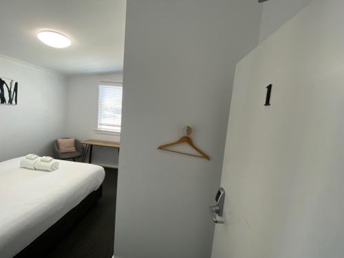 Katil atau katil-katil dalam bilik di Central Motel Mudgee