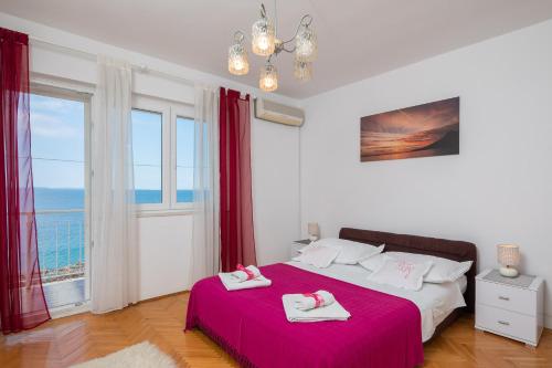 sypialnia z łóżkiem z dwoma ręcznikami w obiekcie Seaside Apartment Blue w mieście Dugi Rat