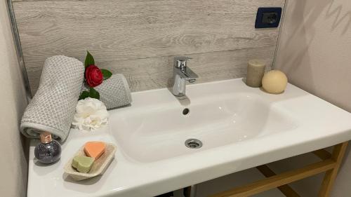 a bathroom sink with flowers and candles on it at Casa Vacanze Da Paulin in Manarola