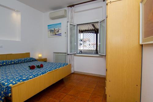 - une chambre avec un lit orné de roses rouges dans l'établissement Casa vacanze Gigli, à Numana