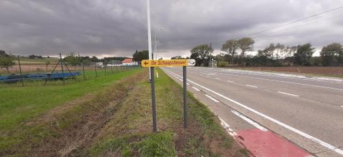 znak drogowy na boku drogi w obiekcie Sheepinn de geul w mieście Tielt
