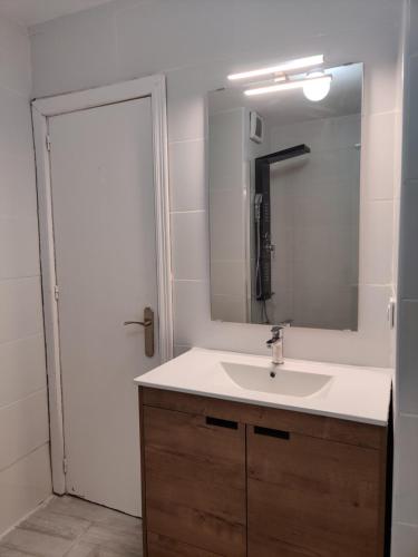 La salle de bains est pourvue d'un lavabo et d'un miroir. dans l'établissement Centro Sevilla, El Arenal, à Séville