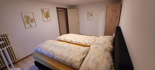 um quarto com uma cama com um edredão em Hôtel Victoria em Delémont
