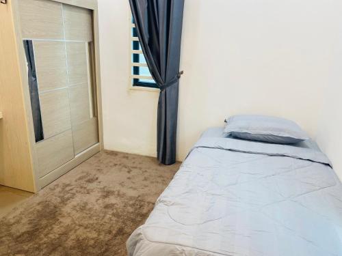Una cama o camas en una habitación de Homestay Alor Setar Nearby Hospital Sultanah Bahiyah