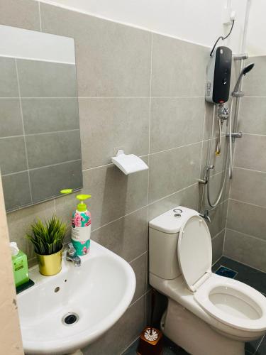 a bathroom with a toilet and a sink at Homestay Alor Setar Nearby Hospital Sultanah Bahiyah in Alor Setar