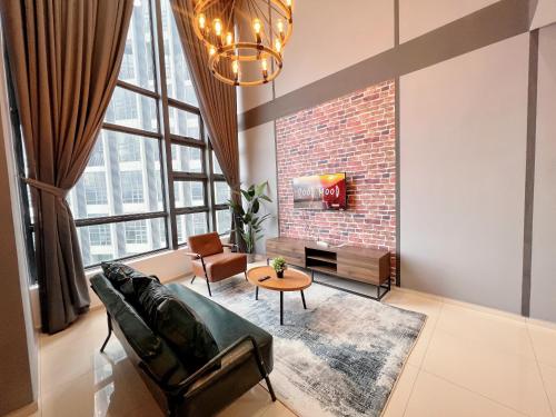 sala de estar con sofá y pared de ladrillo en EkoCheras Suite by MOKA en Kuala Lumpur