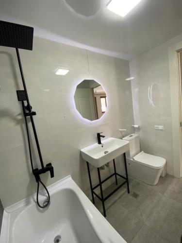 łazienka z wanną, umywalką i toaletą w obiekcie ART HOUSE 33 w Kutaisi