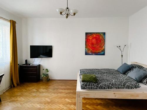 um quarto com uma cama e um quadro na parede em Apartmány u Arény Ostrava em Ostrava