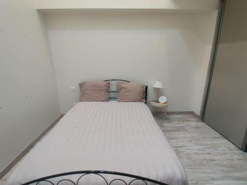 1 cama blanca grande en una habitación con en Les Capucins, en Coulommiers