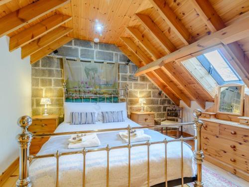 una camera con letto in una stanza con soffitti in legno di Seaton Court - Uk31955 a Staithes