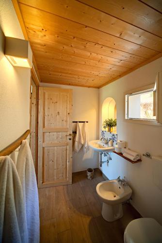 a bathroom with a sink and a toilet at Auberge Santu Martine - Cottage with Pool - Ischierda in Galtellì