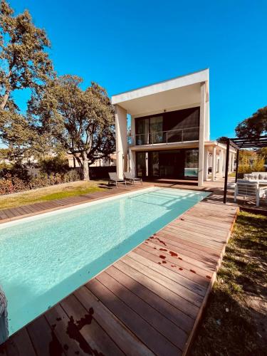 une piscine dans l'arrière-cour d'une maison dans l'établissement Magnifique Villa contemporaine climatisé piscine Ref Villa Notre Dame, à Saint-Raphaël