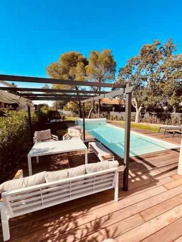 une terrasse avec un canapé et une piscine dans l'établissement Magnifique Villa contemporaine climatisé piscine Ref Villa Notre Dame, à Saint-Raphaël