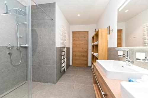 a bathroom with a shower and a sink at Bel`Laret in Samnaun