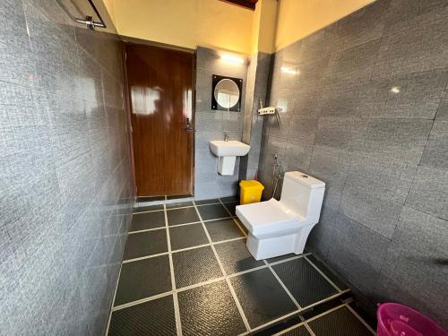 マナンタバディーにあるZyamadhariのバスルーム(トイレ、洗面台付)